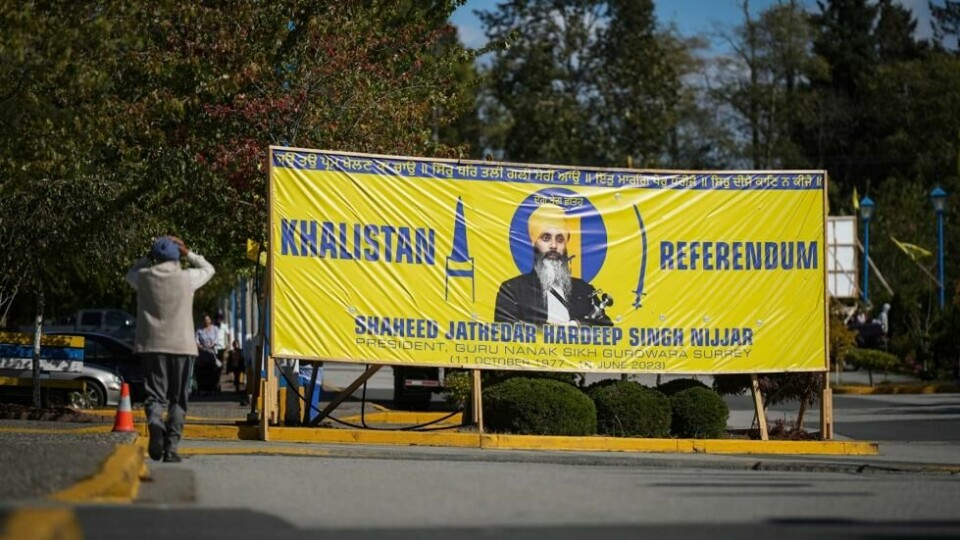 Hardeep Singh Nijjar var aktiv i kampen for at sikhene skal få sin egen stat. Her er han avbildet på et banner utenfor tempelet hvor han ble skutt og drept i juni i fjor. Hardeep Singh Nijjar var aktiv i kampen for at sikhene skal få sin egen stat. Her er han avbildet på et banner utenfor tempelet hvor han ble skutt og drept i juni i fjor. Foto: Darryl Dyck / The Canadian Press / AP / NTB