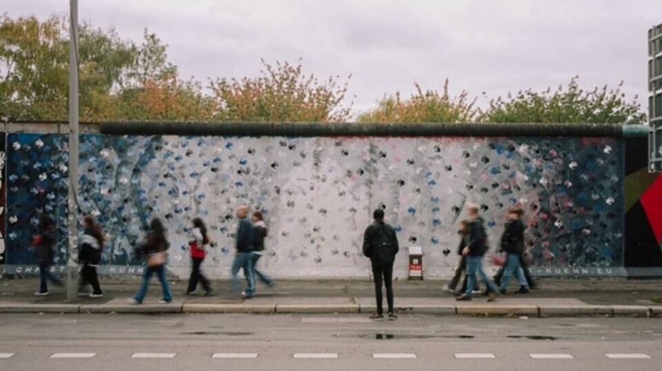 Skuelystne ved den såkalte østsiden av muren, et populært sted for gatekunst. Foto: Markus Schreiber / AP / NTB