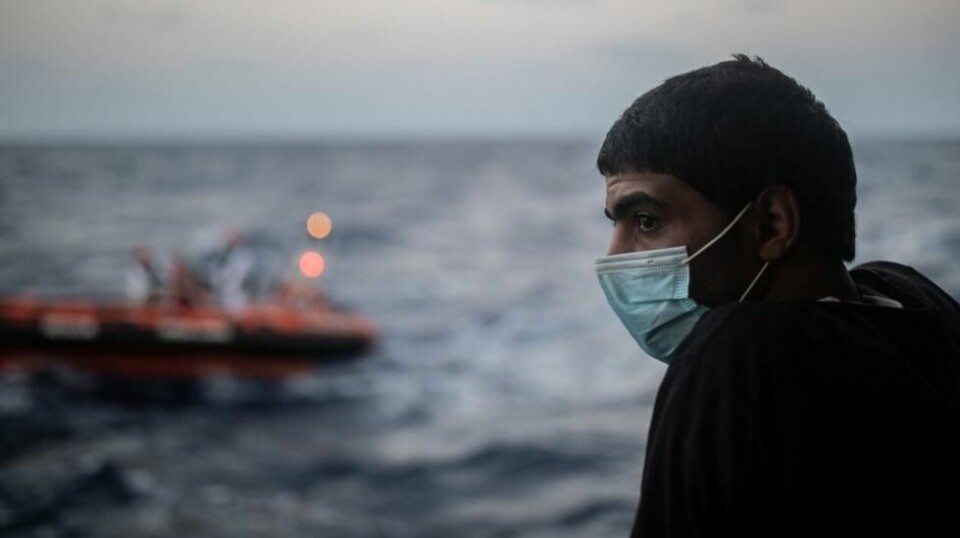 Flere tusen båtmigranter blir tvunget tilbake til Libya når de ankommer Europa. I Libya blir de møtt med systematiske vold, hevder Amnesty. FN er rystet over situasjonen. Bildet viser en ung mann som har ankommet kysten av Hellas.