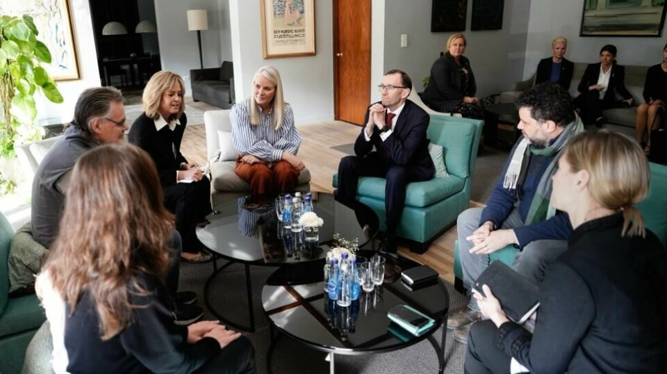 Kronprinsesse Mette-Marit og utenriksminister Espen Barth Eide møter representanter for humanitære organisasjoner som har jobbet inne i Gaza. Møtet skjer i den norske ambassaderesidensen i Kairo. Foto: Cornelius Poppe / NTB