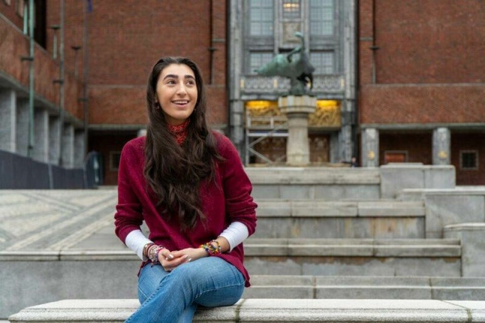 Orkidee Farzehsaeid framføre Rådhuset i Oslo, der ungdomsrådet plar møtast.