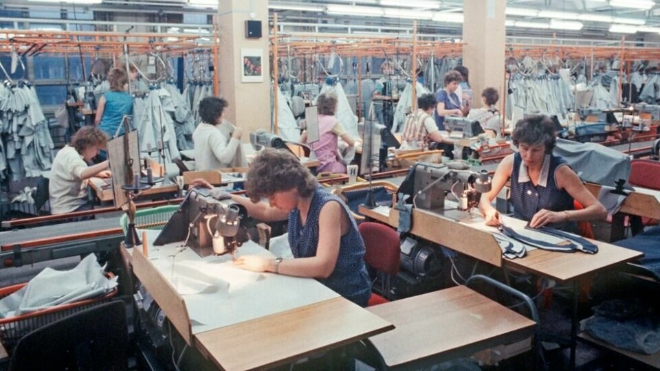 Kvinner på jobb i konfeksjonsfabrikken Framskritt i DDR i 1987. Kvinner på jobb i konfeksjonsfabrikken Framskritt i DDR i 1987. Foto: Zentralbild / DPA via AP / NTB