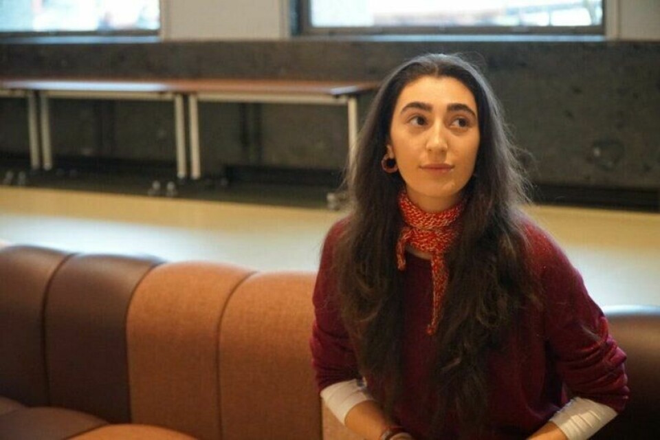 Orkidee Farzehsaeid i foajeen til Oslo Rådhus sitt møteromssenter. Orkidee Farzehsaeid i foajeen til Oslo Rådhus sitt møteromssenter. Foto: Foto: Birgitte Vågnes Bakken