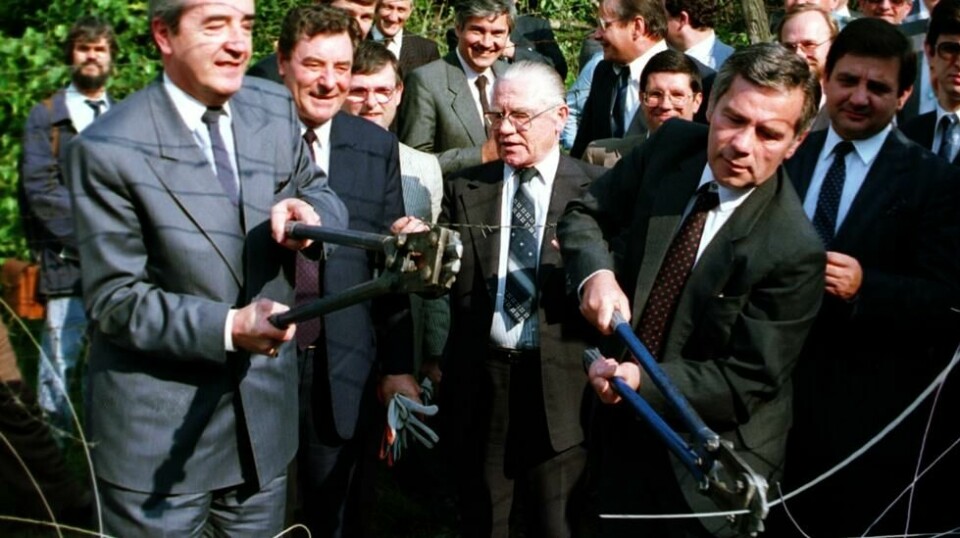 HULL I JERNTEPPET: Historisk scene 27. juni 1989 da den ungarske utenriksministeren Gyula Horn (til høyre) sammen med sin østerrikske kollega Alois Mock klippet hull i piggtråden som dannet «Jernteppet» mellom Øst- og Vest-Europa.