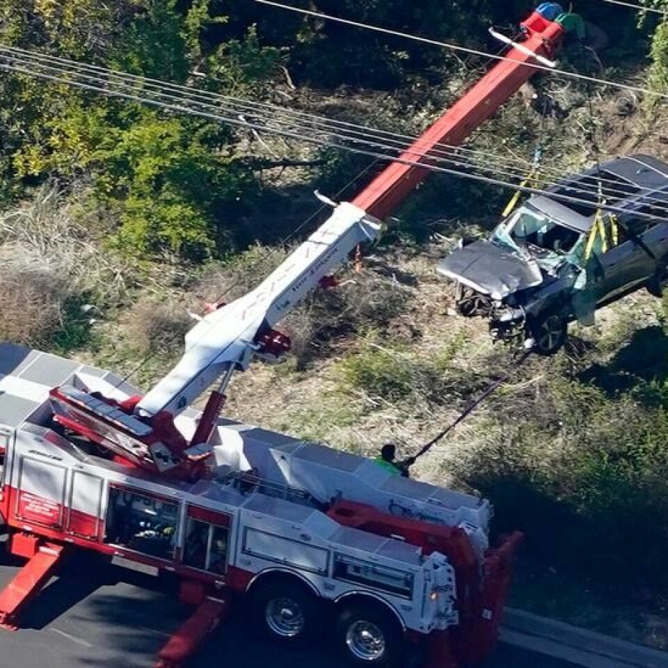 Bilen til Tiger Woods blir heist opp fra ulykkesstedet i Ranchos Palos Verdes i Los Angeles. Foto: Mark J. Terrill / AP / NTB