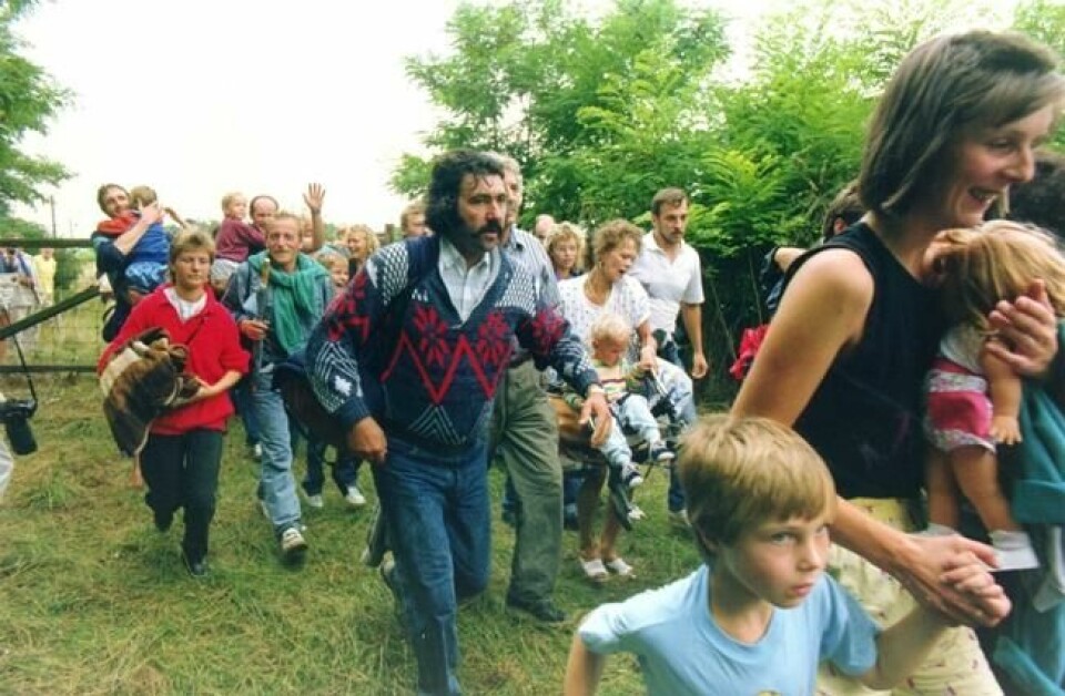 DEMNINGEN BRAST: Østtyskere overrasket de ungarske grensevaktene da de styrtet gjennom en åpning i grensa til Mörbisch i Østerrike 19. august 1989. Etter åpningen av grensa mellom Ungarn og Østerrike ble det en periode praktisert vekslende praksis med å slippe gjennom folk fra øst til vest. DEMNINGEN BRAST: Østtyskere overrasket de ungarske grensevaktene da de styrtet gjennom en åpning i grensa til Mörbisch i Østerrike 19. august 1989. Etter åpningen av grensa mellom Ungarn og Østerrike ble det en periode praktisert vekslende praksis med å slippe gjennom folk fra øst til vest. Foto: Votava / AP/NTB scanpix