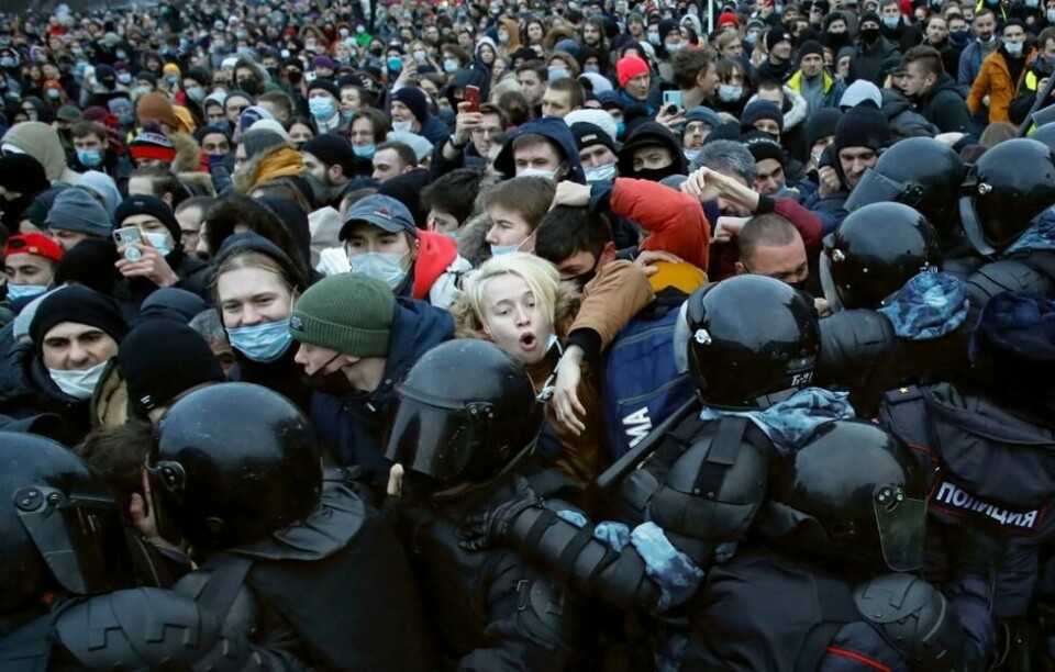 Politi og protestanter i håndgemeng i St. Petersburg, Russland. Politi og protestanter i håndgemeng i St. Petersburg, Russland. Foto: Dmitri Lovetskyj / AP / NTB