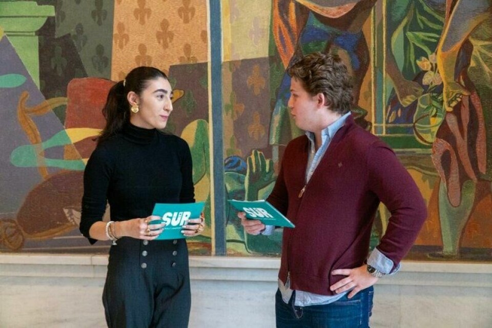 Leiar Orkidee Farzehsaeid og nestleiar August Brunner snakkar samen rett etter dei la fram sakene sine i bystyresalen. Leiar Orkidee Farzehsaeid og nestleiar August Brunner snakkar samen rett etter dei la fram sakene sine i bystyresalen. Foto: Foto: Birgitte Vågnes Bakken
