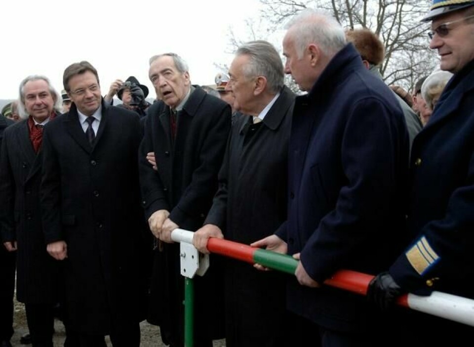 SCHENGENGRENSE: Ungarske og østerrikske politikere markerte 20. desember 2007 den grenseløse sonen - akkurat på samme sted der hullet ble klippet i 1989. Nummer tre fra venstre er Alois Mock, som var med på klippingen. SCHENGENGRENSE: Ungarske og østerrikske politikere markerte 20. desember 2007 den grenseløse sonen - akkurat på samme sted der hullet ble klippet i 1989. Nummer tre fra venstre er Alois Mock, som var med på klippingen. Foto: Laszlo Beliczay / AP(NTB scanpix