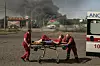 Ambulansearbeidere frakter en såret medarbeider til sykehus etter et russisk luftangrep i Kharkiv 1. september. Foto: George Ivanchenko / AP / NTB