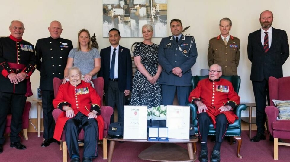 Den norske forsvarsattacheen i Storbritannia, oberst John Andreas Olsen (bakre rekke i blå uniform), tildelte nylig regjeringens minnemedalje til britene George Parsons og John Humphreys som takk for innsatsen i 1940. Initiativet til den nye runden med medaljer skal være tatt av historikeren Tim Kundu (bakre rekke med blått slips).