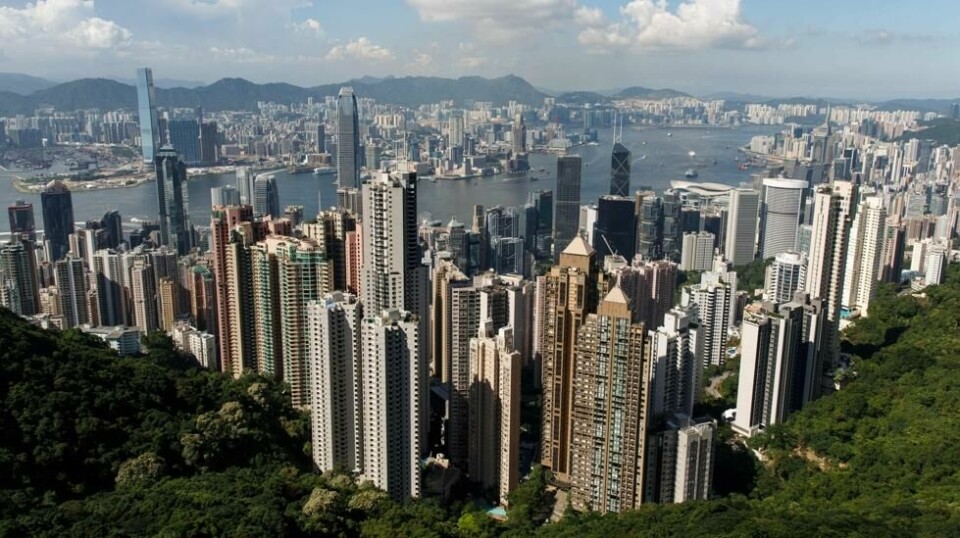 Hongkong har en av verdens høyeste andeler av milliardærer, og flere av dem er eldre, noe som gjør dem mer sårbare for svindel. Bildet viser utsikten fra Victoria Peak, også kjent som The Peak, hvor den eldre kvinnen bor.