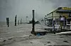 Allerede høy vannstand og grått vær ved et av havneområdene på Florida Keys lørdag. Scanpix/AFP.