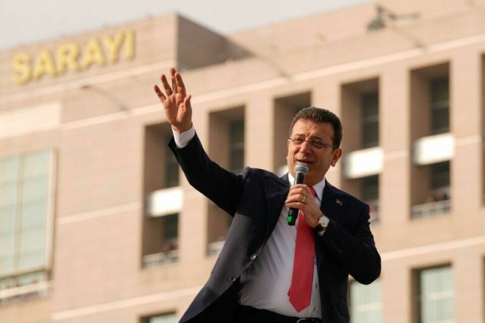 Istanbuls ordfører Ekrem Imamoglu er varetektsfengslet i påvente av en rettssak der han anklages for korrupsjon. Han nekter for anklagene og hevder de er politisk motivert. Her er han fotografert i forbindelse med en tale til støttespillere i januar.