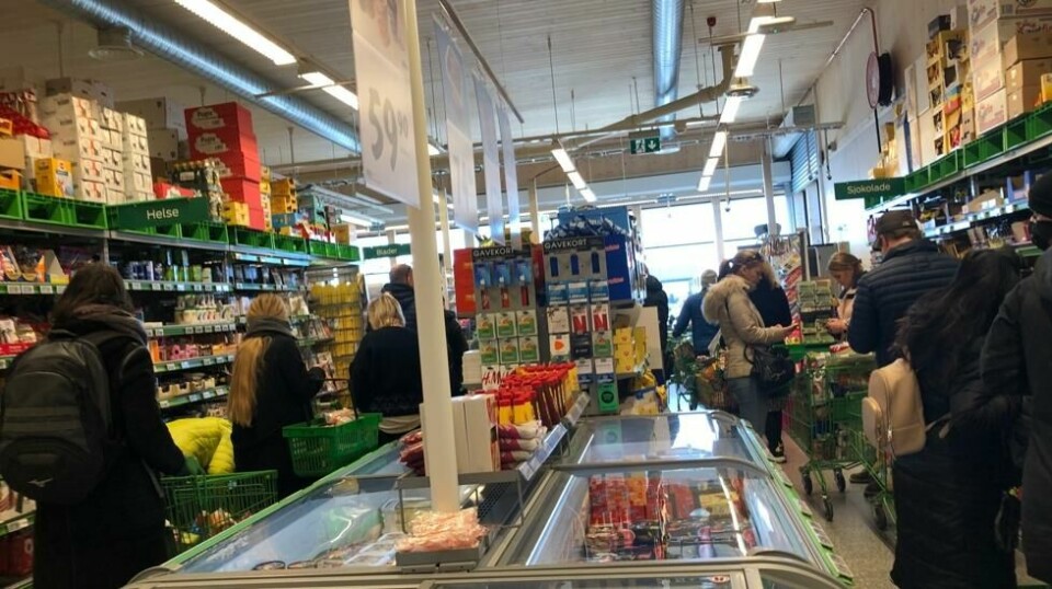 Nordmenn strømmet til dagligvarebutikkene for å handle da store deler av det norske samfunnet ble stengt ned. Bildet er fra torsdag 12. mars.
