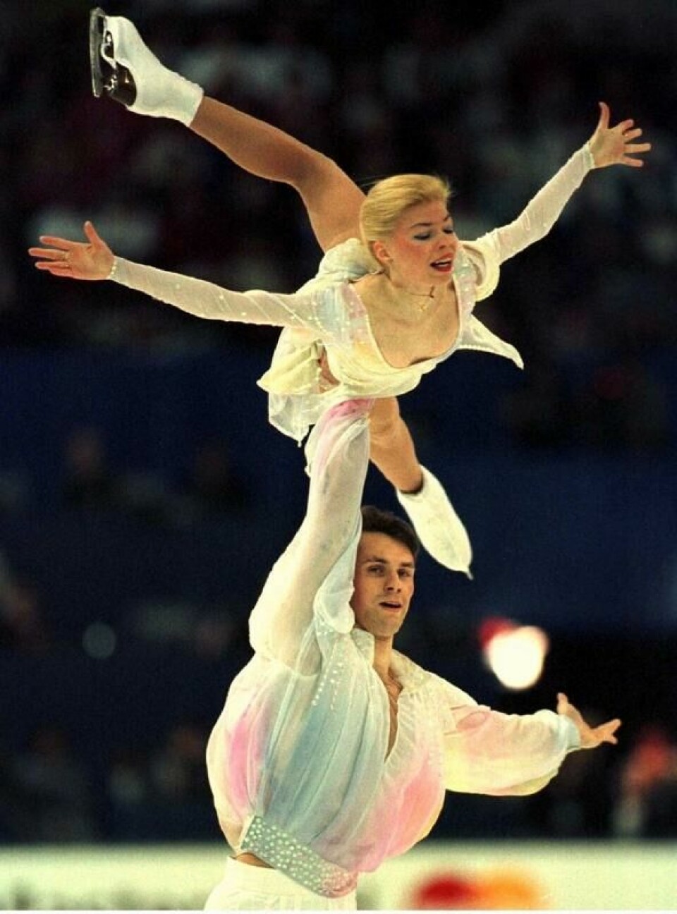 Jevgenija Sjisjkova og Vadim Naumov i aksjon under kortprogrammet i VM i Edmonton i Canada i 1996. Jevgenija Sjisjkova og Vadim Naumov i aksjon under kortprogrammet i VM i Edmonton i Canada i 1996. Foto: Reuters/Mike Blake/NTB