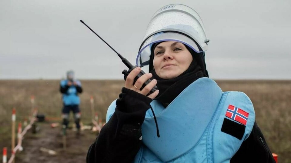 Olha Moskovchenko, tidligere statsansatt byråkrat, er teamleder for et lag med mineryddere i Mykolaiv, Ukraina. Hun er så langt en av 82 kvinnelige mineryddere som jobber for Norsk Folkehjelp.