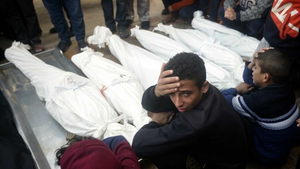 Palestinere sørger over slektninger som ble drept i det israelske bombardementet av Gazastripen utenfor et likhus i Khan Younis. Palestinere sørger over slektninger som ble drept i det israelske bombardementet av Gazastripen utenfor et likhus i Khan Younis. Foto: Mohammed Dahman / AP / NTB