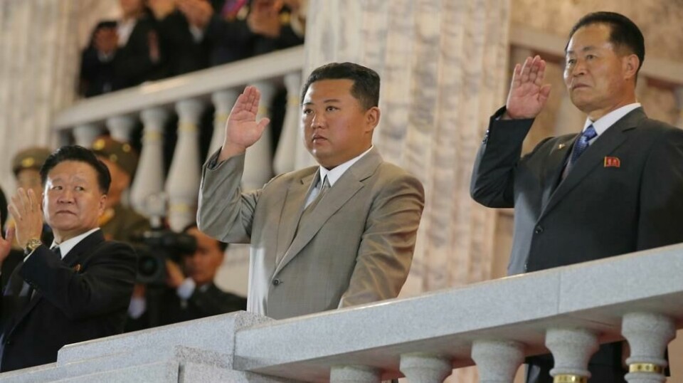 Kim Jong-un vinket til folket fra balkongen på Kim Il-sung-plassen.