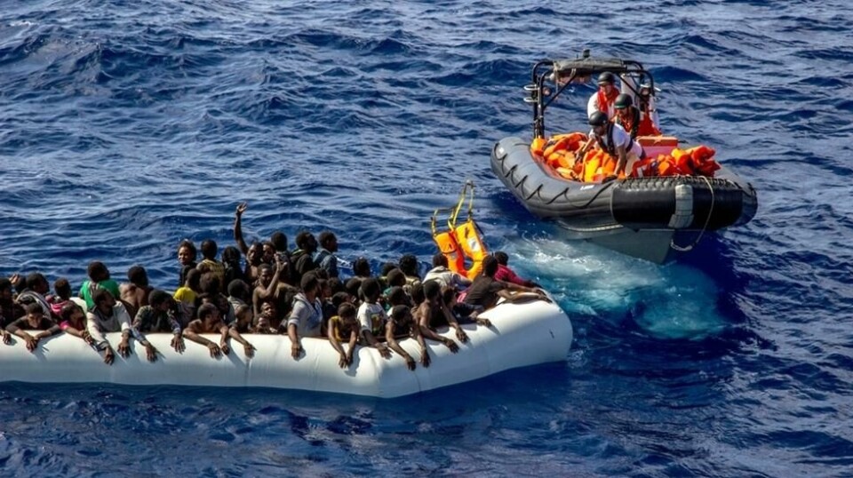 Feltarbeidere i Leger uten grenser deler ut flytevester under en redningsoperasjon i Middelhavet onsdag denne uken.