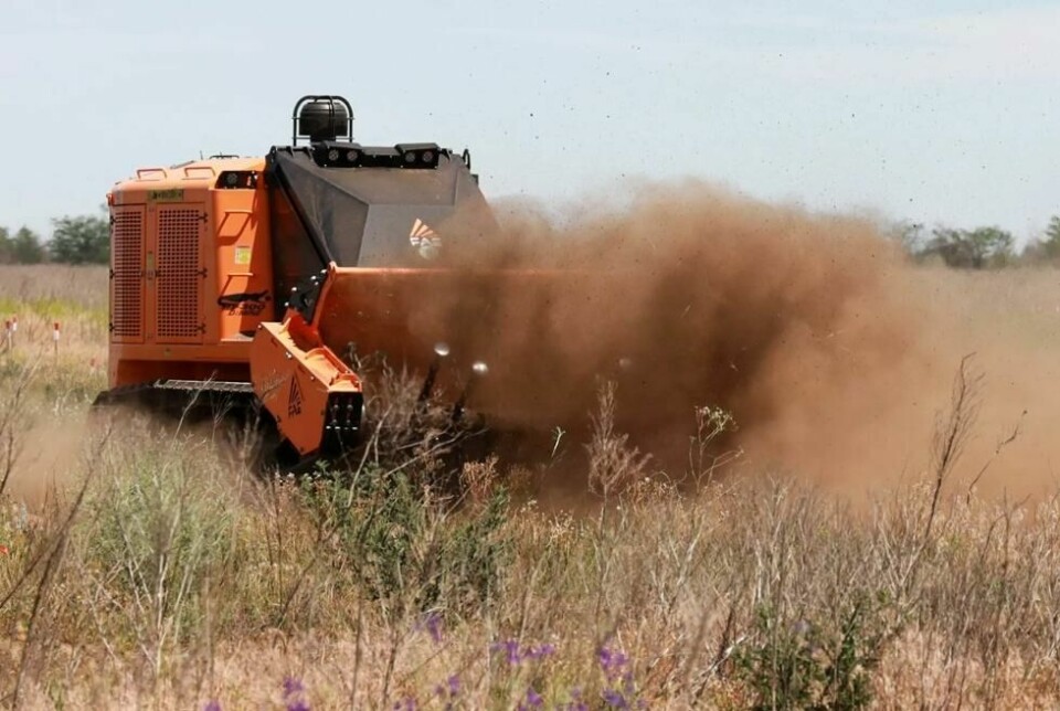 Kraftige pansrede maskiner, med fjernstyring, går systematisk gjennom landbruksområdene i Mykolaiv. På disse åkrene la russiske soldater høsten 2022 igjen mengder av landminer før de ble tvunget til retrett. Kraftige pansrede maskiner, med fjernstyring, går systematisk gjennom landbruksområdene i Mykolaiv. På disse åkrene la russiske soldater høsten 2022 igjen mengder av landminer før de ble tvunget til retrett. Foto: Marijn van Broekhoven / Norsk Folkehjelp