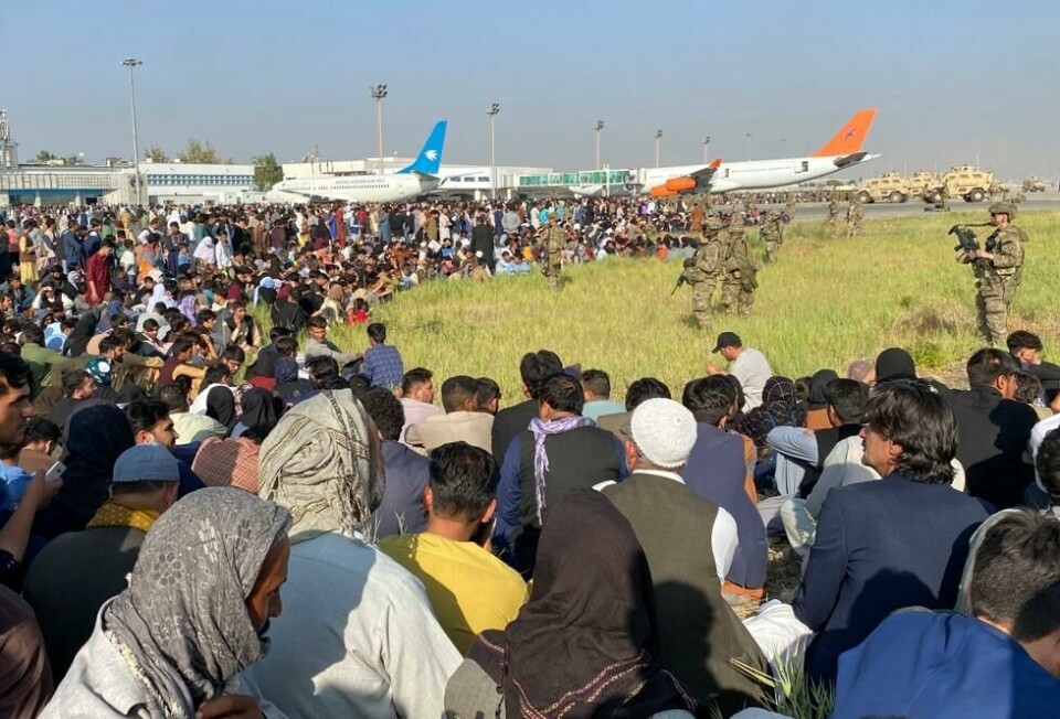 Mange desperate mennesker tok seg inn på flyplassen i Kabul i et håp om å slippe unna Talibans klør. Mange desperate mennesker tok seg inn på flyplassen i Kabul i et håp om å slippe unna Talibans klør. Foto: Shekib Rahmani / AP