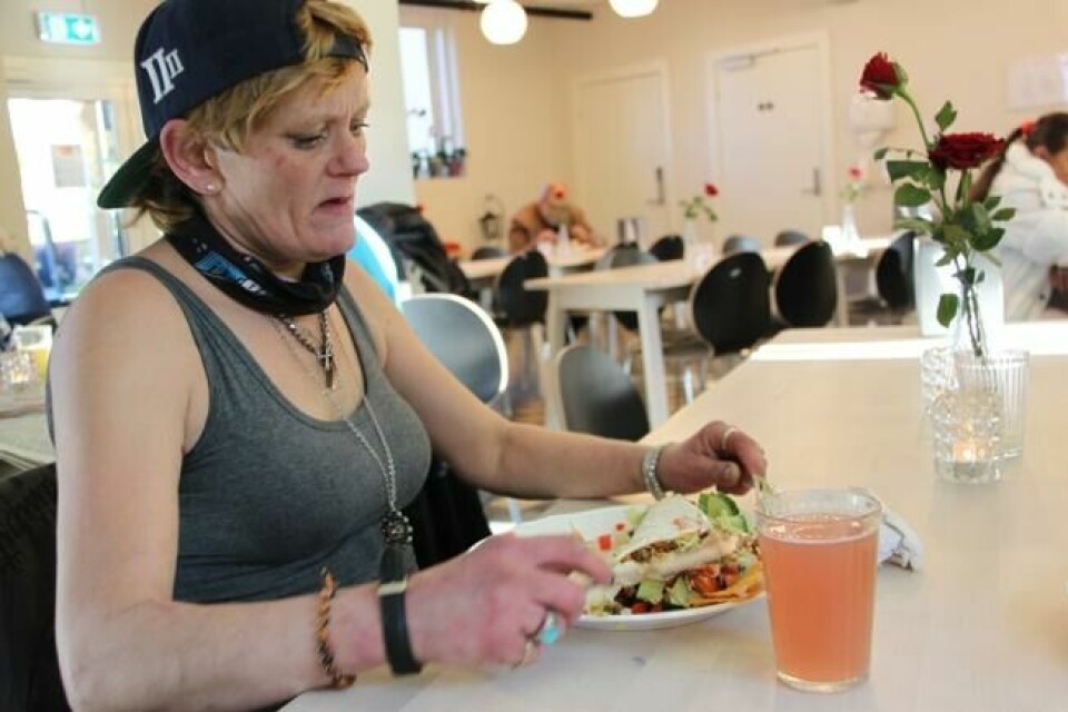 Nina synes at dagens tacorett smaker veldig godt. Nina synes at dagens tacorett smaker veldig godt. Foto: Charlotte Løvaas / ABC Nyheter