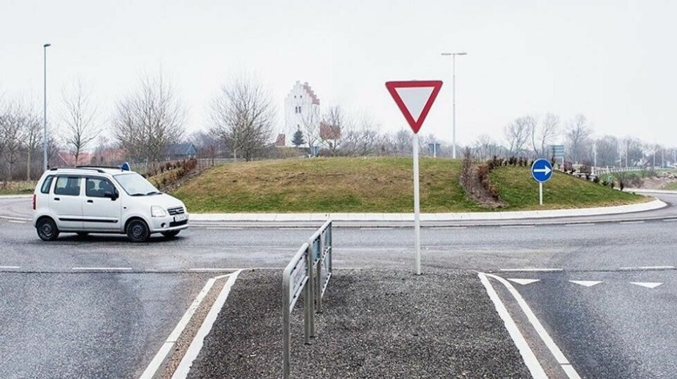 Vejdirektoratet i Danmark har bygget om flere rundkjøringer til å bli høyere, etter at en kartlegging fra 2014 konkluderte med at det var sikrere.