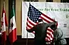 Ansatte justerer det amerikanske flagget før en pressekonferanse i regi av Bønder for frihandel i Mexico City, 1. mars 2018. Scanpix/Reuters.