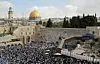 Jøder i bønn ved Klagemuren i Gamlebyen i Øst-Jerusalem. Dette regnes som det helligste sted i jødedommen. På tempelhøyden ovenfor ligger Al Aqsa-moskeen, den tredje viktigste helligdommen i islam. Foto: Gil Cohen-magen / AFP