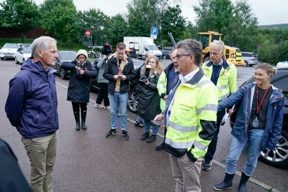 Henning Bråtebæk i Bane Nor etterlyser mer penger til vedlikehold. Her fra tidligere i uka da han fortalte om skadene etter ekstremværet Hans til Statsminister Jonas Gahr Støre og samferdselsminister Jon-Ivar Nygård på Leirsund. Henning Bråtebæk i Bane Nor etterlyser mer penger til vedlikehold. Her fra tidligere i uka da han fortalte om skadene etter ekstremværet Hans til Statsminister Jonas Gahr Støre og samferdselsminister Jon-Ivar Nygård på Leirsund. Foto: Stian Lysberg Solum / NTB