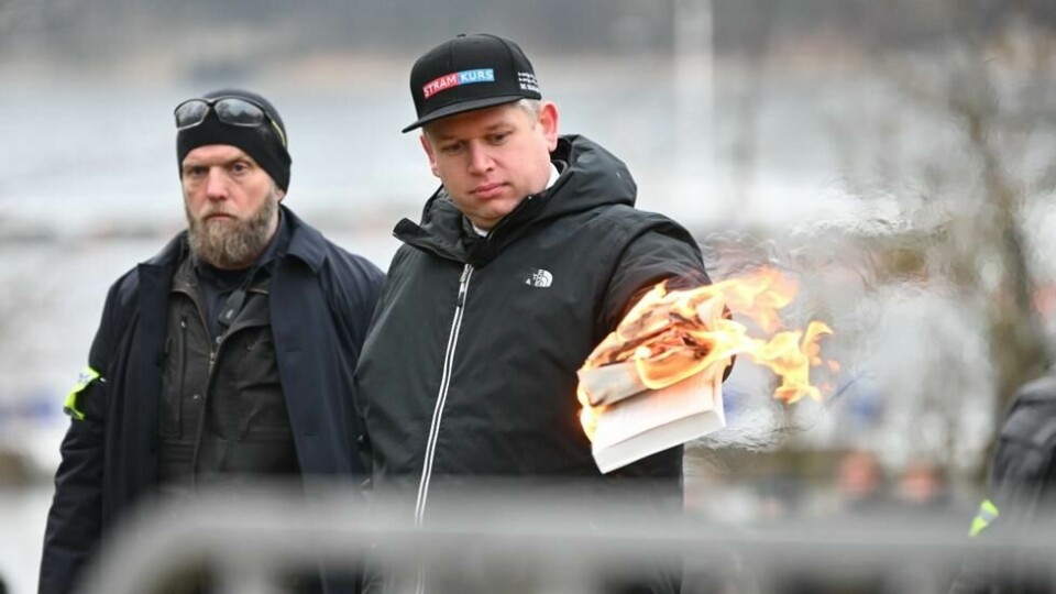 Den høyreekstreme politikeren Rasmus Paludan brenner et eksemplar av den muslimske hellige boken, Koranen, mens han holder en offentlig demonstrasjon i nærheten av den tyrkiske ambassaden. Den høyreekstreme politikeren Rasmus Paludan brenner et eksemplar av den muslimske hellige boken, Koranen, mens han holder en offentlig demonstrasjon i nærheten av den tyrkiske ambassaden. Foto: Fredrik Sandberg / TT / NTB