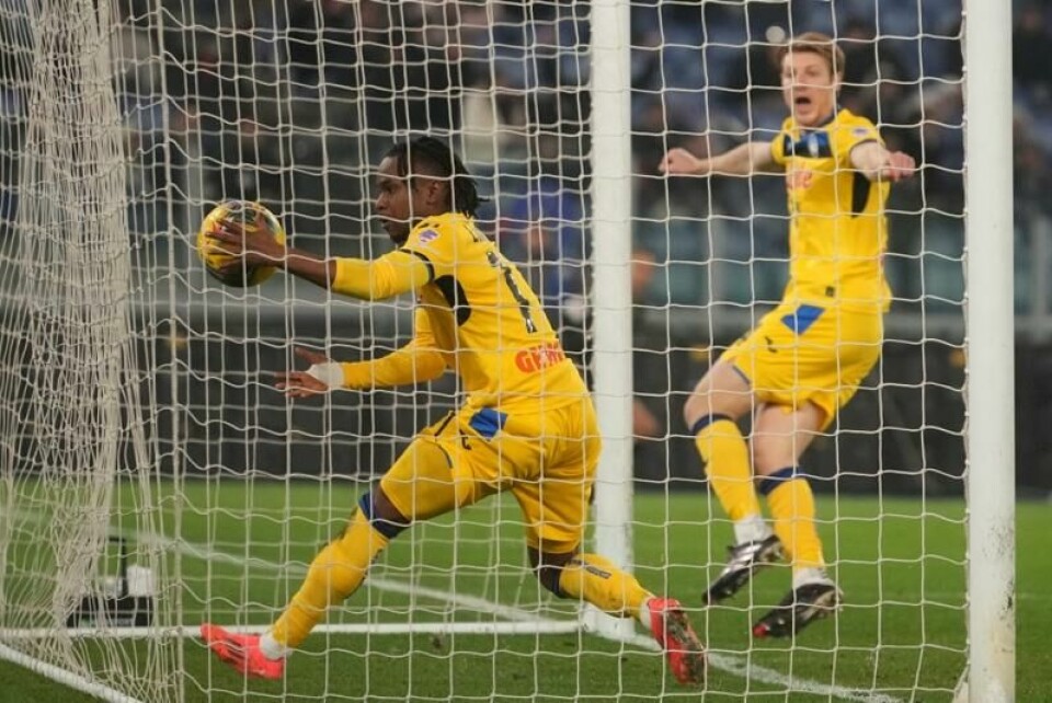 Marco Brescianini jubler for sitt utligningsmål for Atalanta mot Lazio, mens pasningslegger Ademola Lookman henter ballen i nettet.