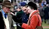Andrew Parker Bowles fotografert sammen med Zara Tindall og hennes mor prinssesse Anne på åpningsdagen under Cheltenham Festival. Foto: NTB Scanpix