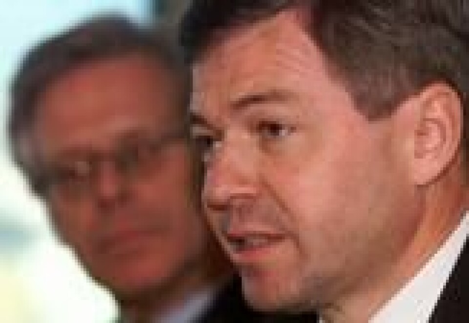 SKJEBNETID: Statsminister Kjell Magne Bondevik og utenriksminister Knut Vollebæk, begge KrF, på en pressekonferanse 3. november 1999. SKJEBNETID: Statsminister Kjell Magne Bondevik og utenriksminister Knut Vollebæk, begge KrF, på en pressekonferanse 3. november 1999. Foto: Bjørn Sigurdsøn / NTB scanpix