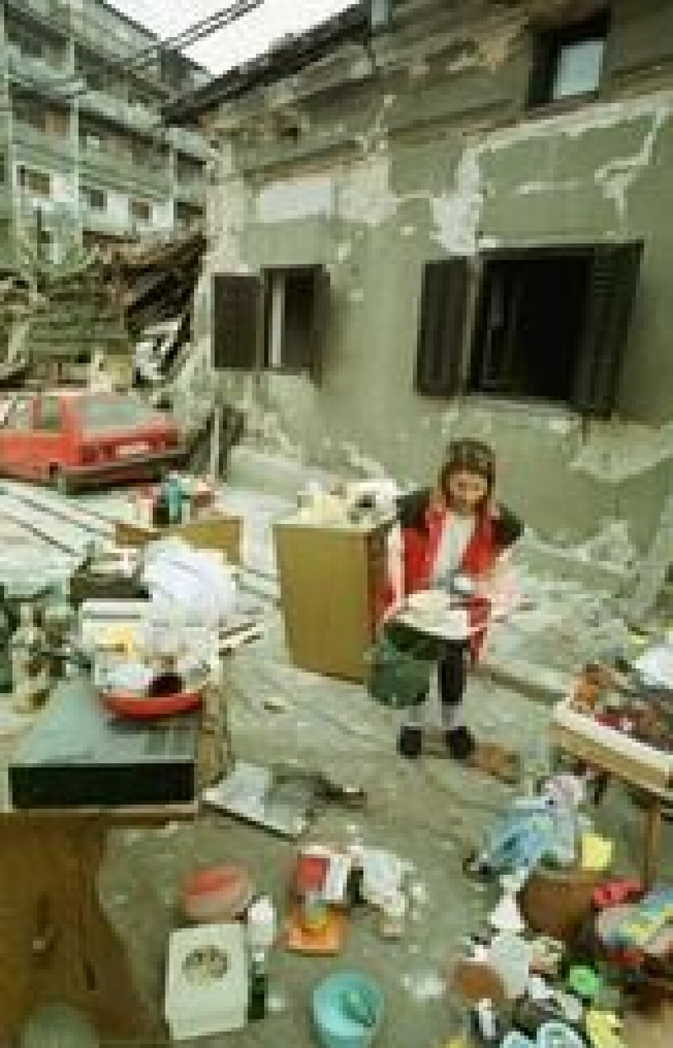 NATO-BOMBENE: En kvinne berger det som er igjen av hemmet hennes i et boligstrøk i Beograd etter Nato-bombing 30. april 1999. NATO-BOMBENE: En kvinne berger det som er igjen av hemmet hennes i et boligstrøk i Beograd etter Nato-bombing 30. april 1999. Foto: Ivan Dobricic / AP/NTB scanpix