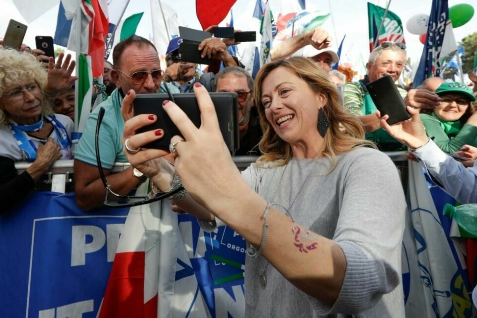 Giorgia Meloni, leder i ytre høyre-partiet Italias Brødre, tar en selfie med velgere på et valgkamparrangement i Roma i 2019. Gud, hjemlandet og den «naturlige» familien er viktige komponenter i Melonis politiske budskap. Meloni ble statsminister i Italia i fjor høst etter at partiet hennes ble det største partiet etter valget i september 2022. Giorgia Meloni, leder i ytre høyre-partiet Italias Brødre, tar en selfie med velgere på et valgkamparrangement i Roma i 2019. Gud, hjemlandet og den «naturlige» familien er viktige komponenter i Melonis politiske budskap. Meloni ble statsminister i Italia i fjor høst etter at partiet hennes ble det største partiet etter valget i september 2022. Foto: Foto: Andrew Medichini / AP / NTB / NTB