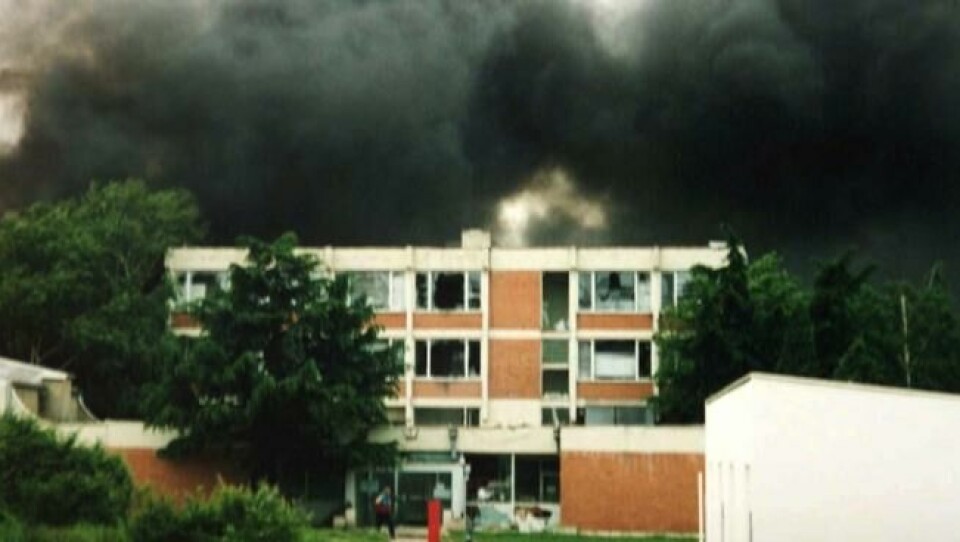 BOMBET SYKEHUS: Minst 15 personer ble drept da Nato bombet området ved dette sykehuset i Nis med klasebomber 7. mai 1999. BOMBET SYKEHUS: Minst 15 personer ble drept da Nato bombet området ved dette sykehuset i Nis med klasebomber 7. mai 1999. Foto: Nikolas Giakoumidis / AP/NTB scanpix