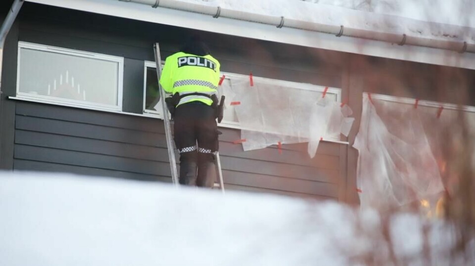 Politiet utenfor huset tre personer ble knivdrept natt til mandag