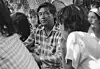 CESAR CHAVEZ: Lederen av UFW, Cesar Chavez, tar en pust i bakken 14. august 1975 under en 1600 km lang marsj han arrangerte gjennom Californias landbruksområder for å informere arbeidere om UFWs store seier: Californias landarbeiderlov som for første gang i USAs historie lovfestet landarbeidernes forhandlingsrett. Foto: Walter Zebowski / AP/NTB scanpix