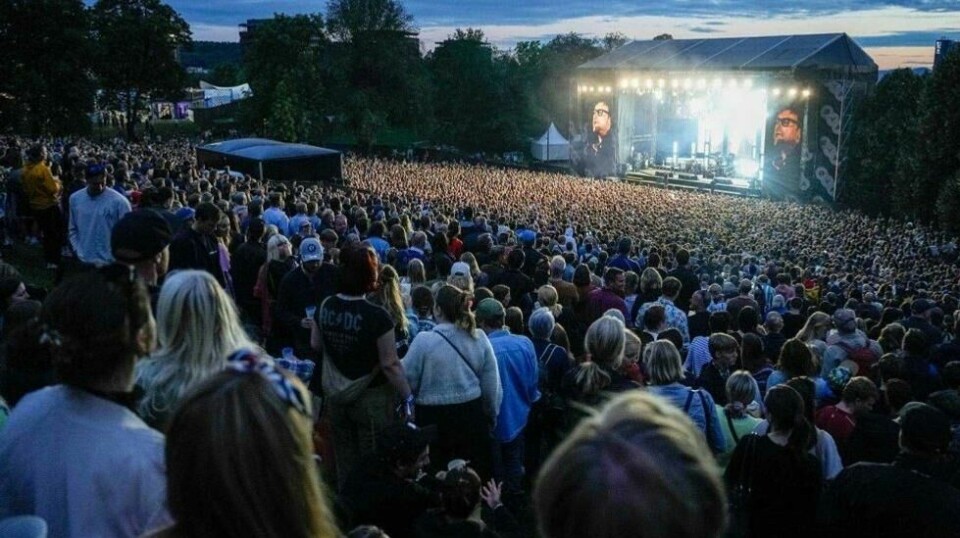 Høylytt skravling kan være et irritasjonsmoment for folk på festivaler. En ny radiokampanje ber festivalgjengere om å trekke bakover hvis de har mye på hjertet.