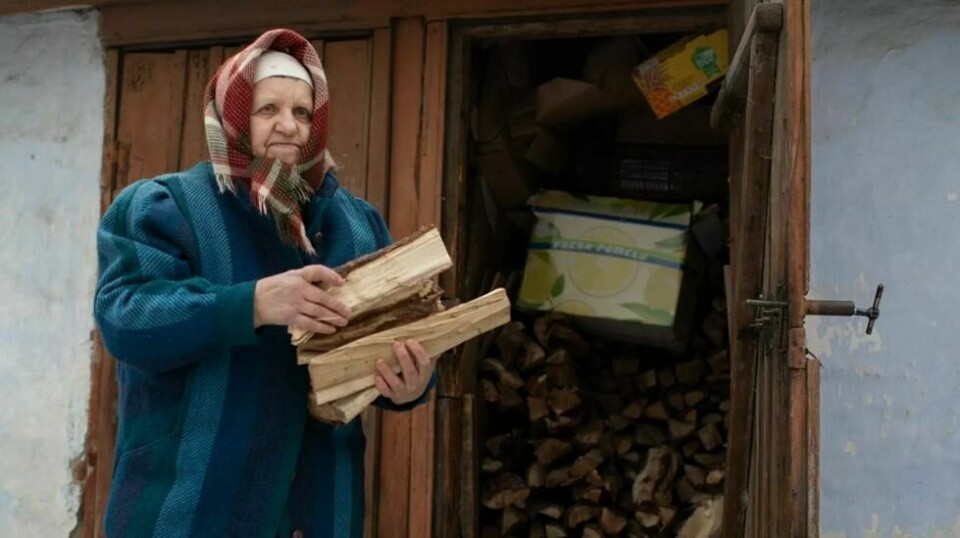 Moldova har en svært gammeldags energiforsyning. Det har den ukrainske flyktningen Valentina Bandarchuk fått merke. 75-åringen, som har flyktet til nabolandet fra Donbas, helt øst i Ukraina, bor i et trekkfullt hus og er nødt til å hente ved for å supplere varmen fra varmeovnen. Den har hun fått av norske Flyktninghjelpen.