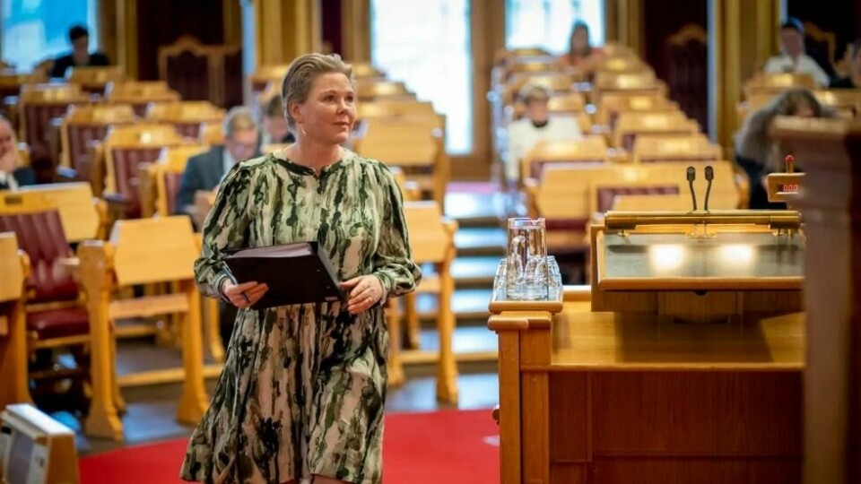 De svenske ekspertene fant mange av de samme svakhetene i den norske regjeringens rapportering til Stortinget som de fant i Sverige. De mener blant annet at resultatrapporteringen til Stortinget er uoversiktlig, lite konkret og mangler klare kriterier for måloppnåelse. På bildet deltar utviklingsminister Anne Beate Tvinnereim i spørretimen i Stortinget. De svenske ekspertene fant mange av de samme svakhetene i den norske regjeringens rapportering til Stortinget som de fant i Sverige. De mener blant annet at resultatrapporteringen til Stortinget er uoversiktlig, lite konkret og mangler klare kriterier for måloppnåelse. På bildet deltar utviklingsminister Anne Beate Tvinnereim i spørretimen i Stortinget. Foto: Heiko Junge / NTB