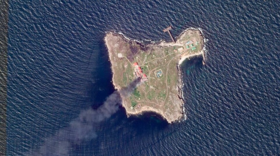 Dette satellittbildet tatt av Planet Labs PBC viser tykk svart røyk som stiger opp etter et ukrainsk droneangrep på russiske posisjoner på Snake Island, Ukraina, i Svartehavet fredag 6. mai 2022. (Planet Labs PBC via AP)
