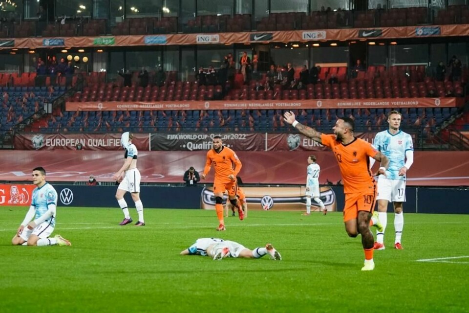 VM-kvalifiseringen i fotball endte med nederlandsk glede og norsk skuffelse tross tomme tribuner. Her jubler Steven Bergwijn for sin scoring mens de norske fortviler. Foto: Stian Lysberg Solum / NTB VM-kvalifiseringen i fotball endte med nederlandsk glede og norsk skuffelse tross tomme tribuner. Her jubler Steven Bergwijn for sin scoring mens de norske fortviler. Foto: Stian Lysberg Solum / NTB Foto: NTB