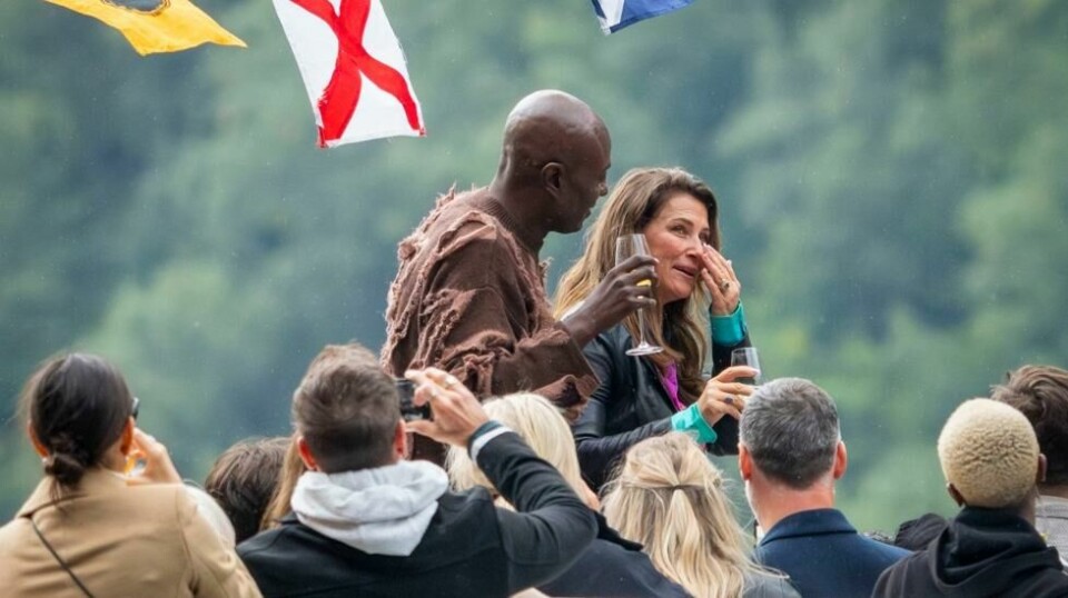 Prinsesse Märtha Louise og Durek Verrett og gjester skåler i champagne på vei til bryllupsfeiring i Geiranger. Lørdag gifter Märtha Louise og Durek Verrett seg på Hotel Union i Geiranger.