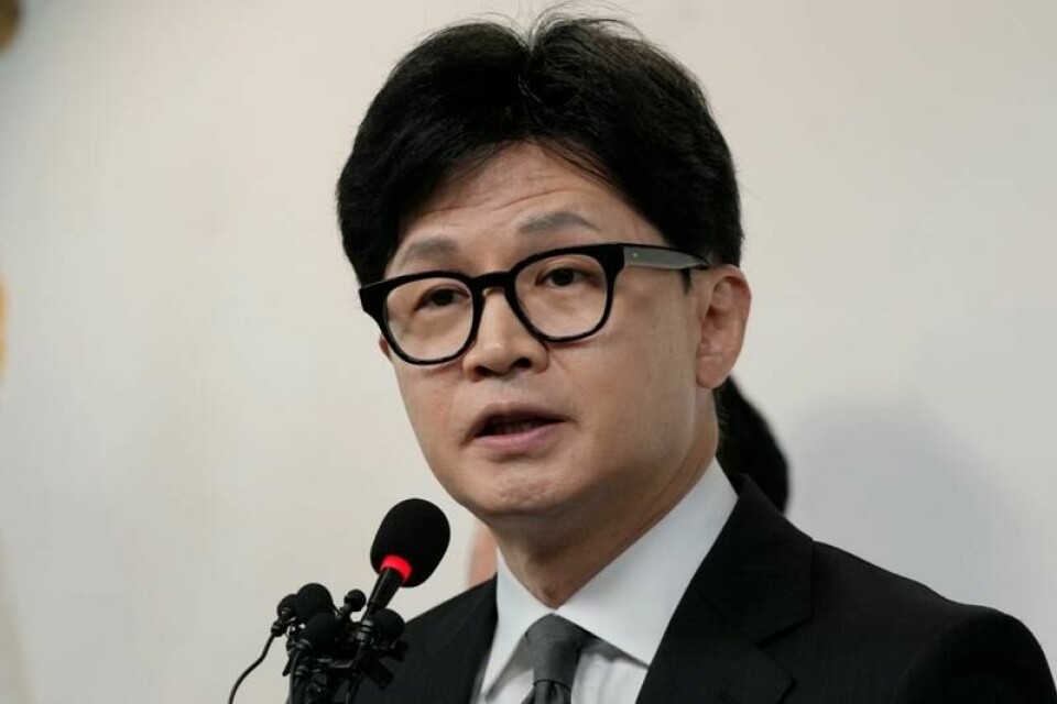 Leder Han Dong-hoon (bildet) i Sør-Koreas regjeringsparti Folkemaktpartiet, sier de vil forsøke å hindre at president Yoon Suk-yeol stilles for riksrett, men ber samtidig presidenten om å trekke seg fra partiet. Arkivfoto: Ahn Young-joon / AP / NTB