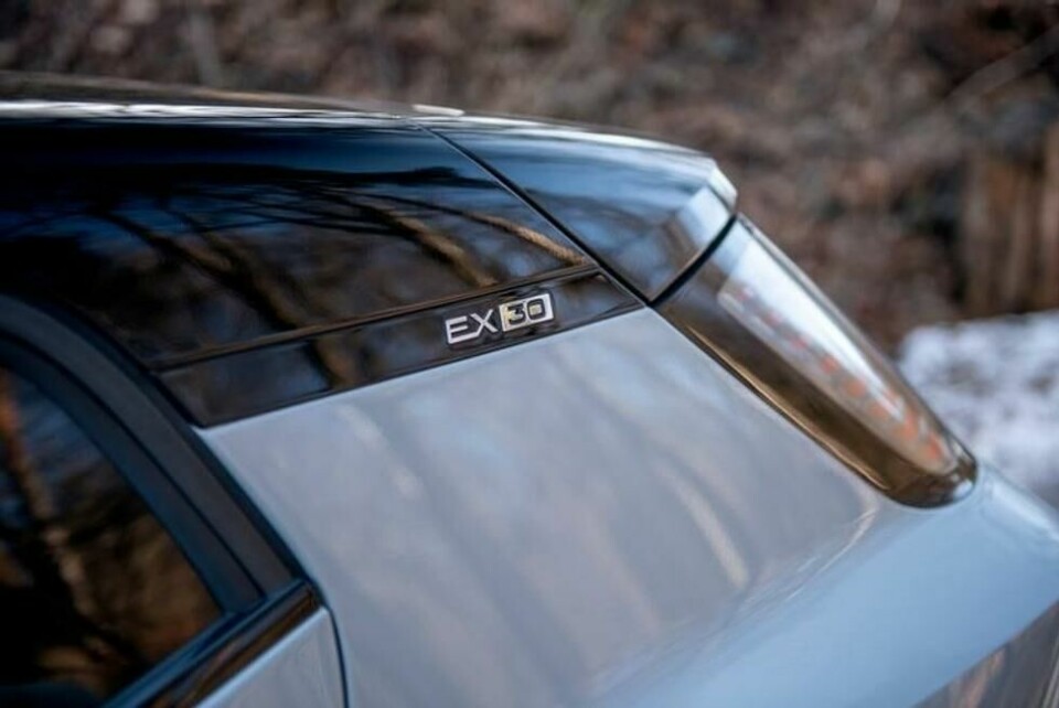 Volvos lille elbil har en del svensk DNA, men både design og noen egenskaper er kinesiskinspirert, på godt og vondt. Volvos lille elbil har en del svensk DNA, men både design og noen egenskaper er kinesiskinspirert, på godt og vondt. Foto: Håkon Sæbø / Finansavisen
