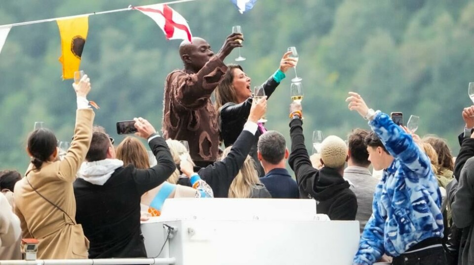 Prinsesse Märtha Louise og Durek Verrett skålte for kjærligheten på vei inn til Geiranger fredag. I alt 350 gjester deltar på parets bryllupsfest, som pågår i totalt fire dager. Foto: Heiko Junge / NTB