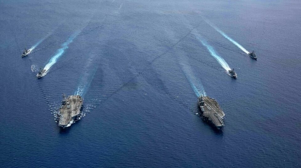 Hangarskipene USS Ronald Reagan og USS Nimitz på vei inn i Sørkinahavet, 6. juli i år.